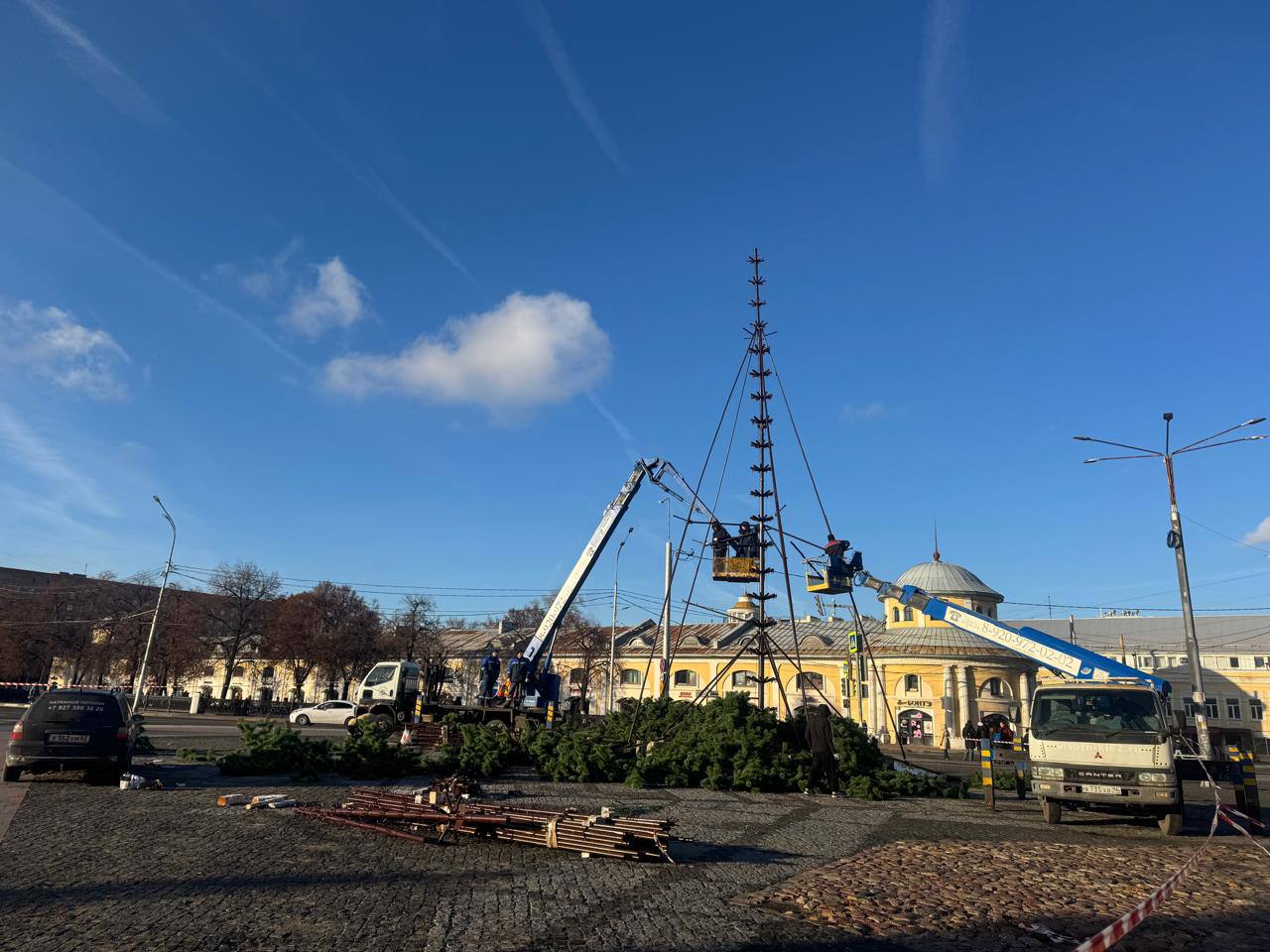 В Рязани продолжаются работы по установке главного символа Нового года В Рязани продолжаются работы по установке главного символа Нового года