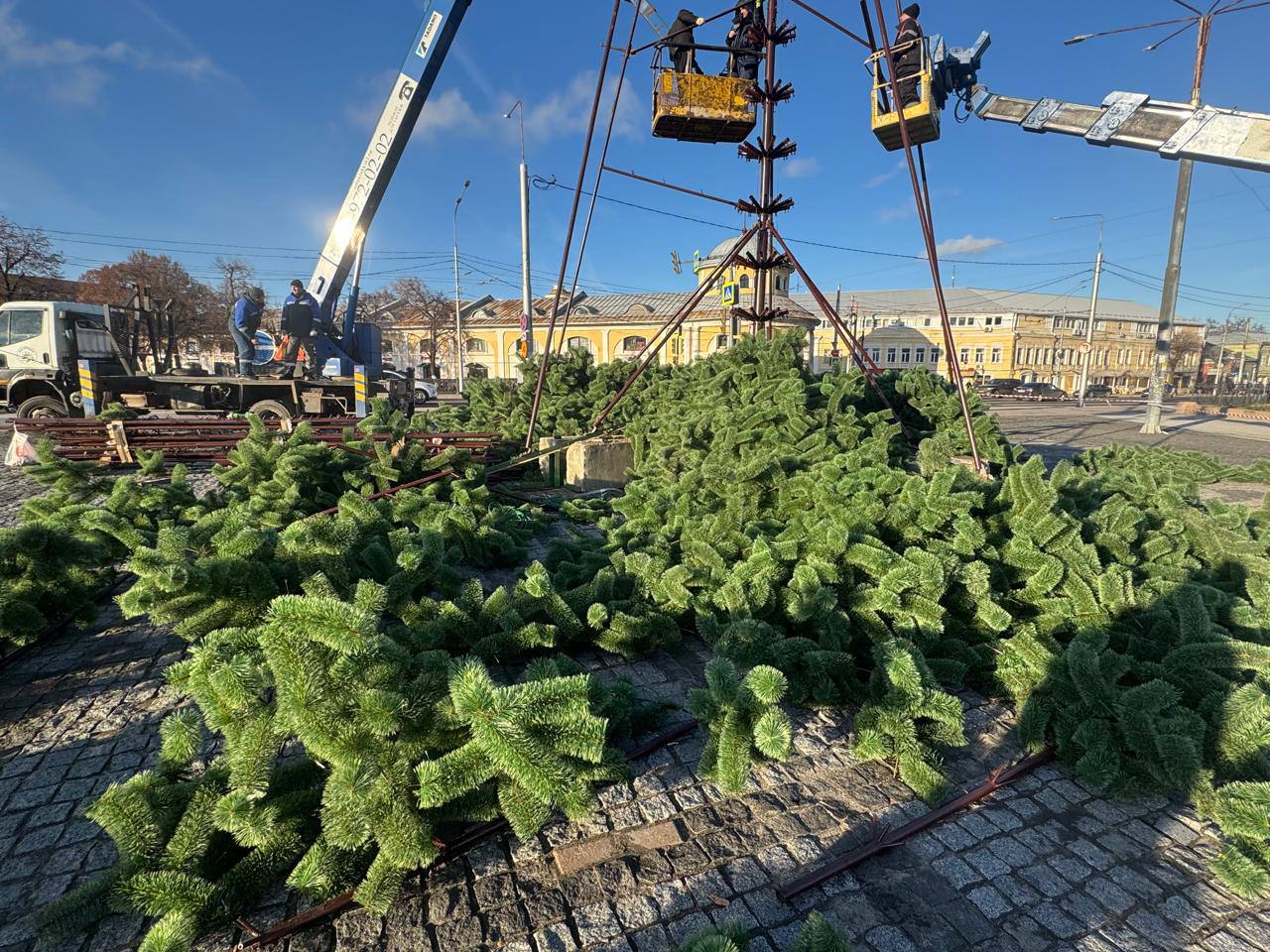 В Рязани продолжаются работы по установке главного символа Нового года В Рязани продолжаются работы по установке главного символа Нового года