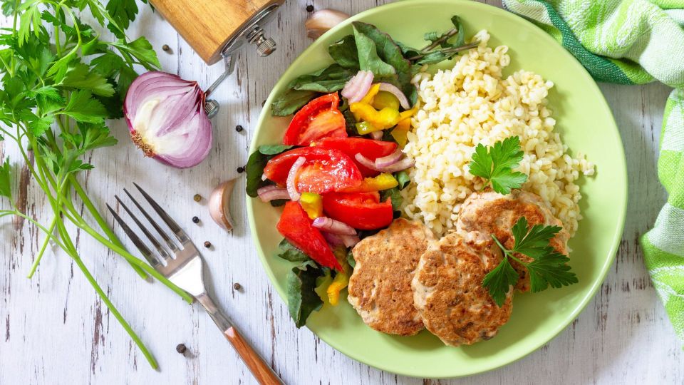 Котлеты из куриного филе получатся сочнее персика: добавьте в фарш этот фрукт