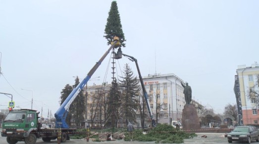 На площади Ленина начали устанавливать главную новогоднюю елку