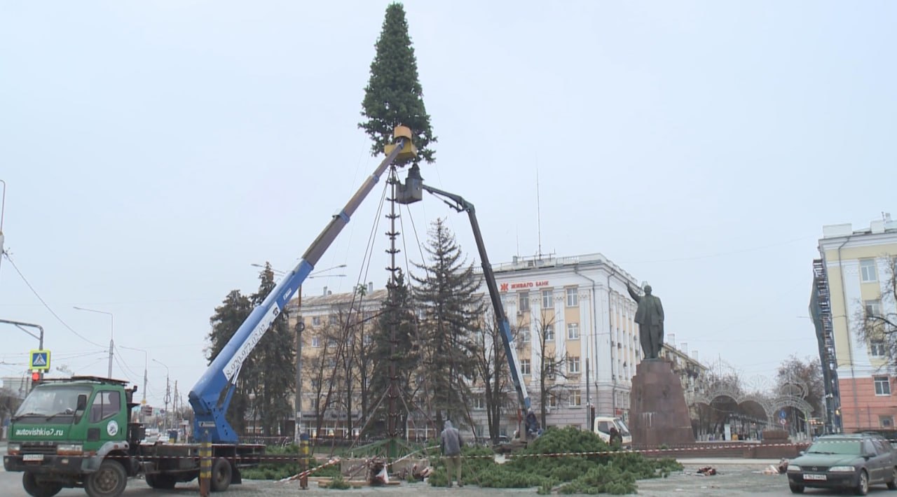 На площади Ленина начали устанавливать главную новогоднюю елку