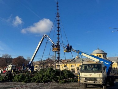 В Рязани на площади Ленина устанавливают главную ель города