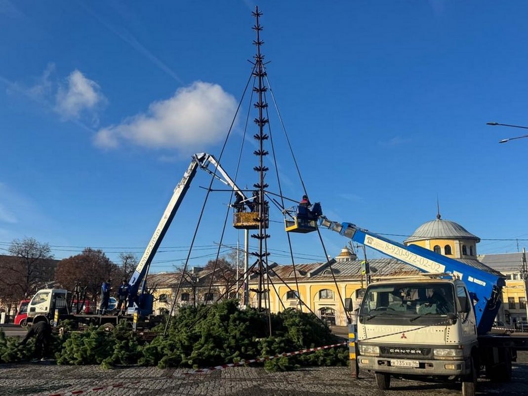 В Рязани на площади Ленина устанавливают главную ель города