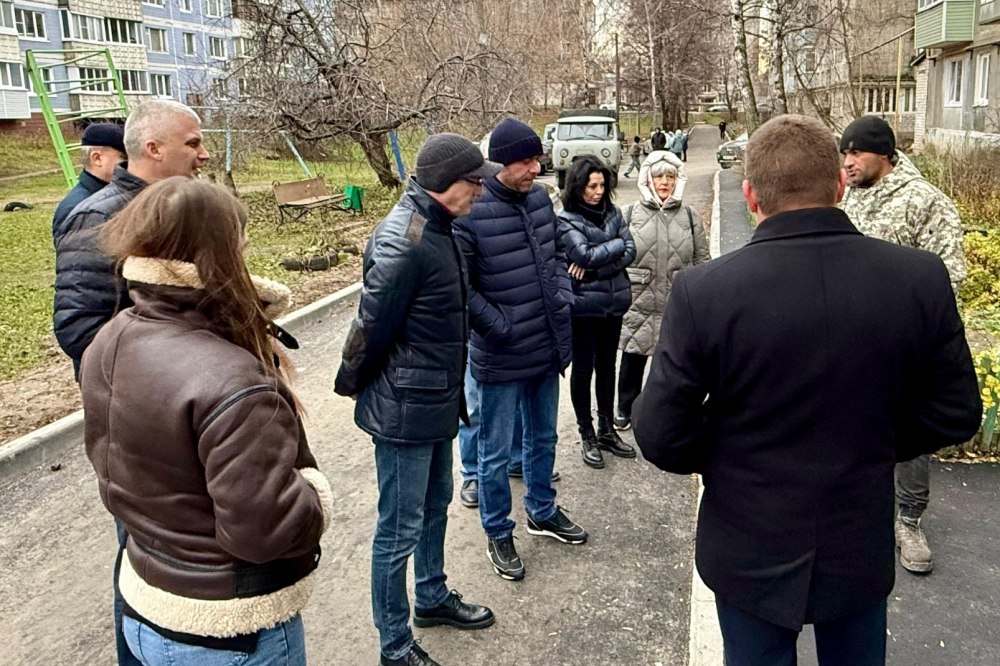 На ул. Керамзавода завершился ремонт дворовых территорий возле домов №№35 и 37. В осмотре объектов приняли участие первый заместитель главы муниципального образования, председателя Рязанской городской Думы Антон Астафьев... На ул. Керамзавода завершился ремонт дворовых территорий возле домов №№35 и 37. В осмотре объектов приняли участие первый заместитель главы муниципального образования, председателя Рязанской городской Думы Антон Астафьев...