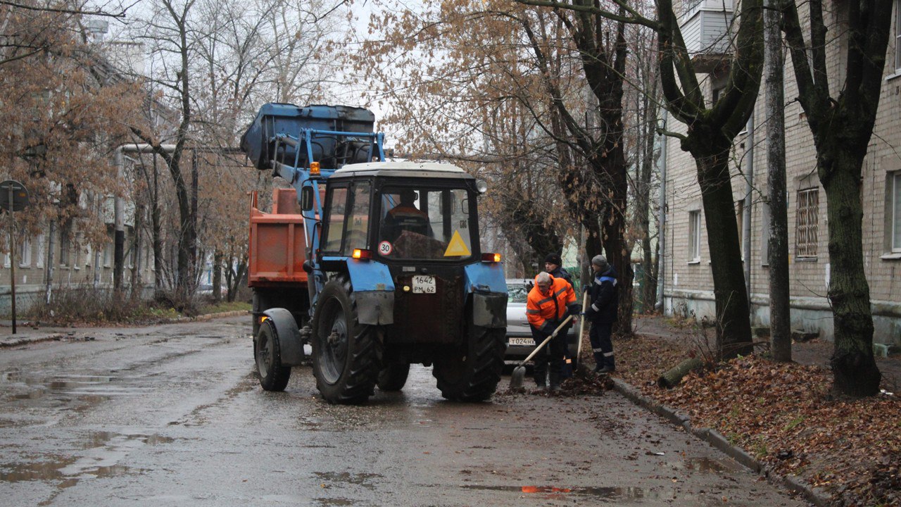 Коммунальные службы проводят сезонные работы по уборке и благоустройству города Коммунальные службы проводят сезонные работы по уборке и благоустройству города