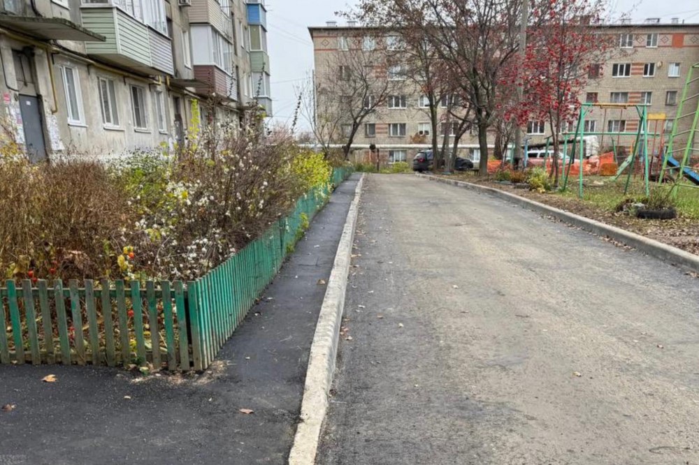 На ул. Керамзавода завершился ремонт дворовых территорий возле домов №№35 и 37. В осмотре объектов приняли участие первый заместитель главы муниципального образования, председателя Рязанской городской Думы Антон Астафьев... На ул. Керамзавода завершился ремонт дворовых территорий возле домов №№35 и 37. В осмотре объектов приняли участие первый заместитель главы муниципального образования, председателя Рязанской городской Думы Антон Астафьев...