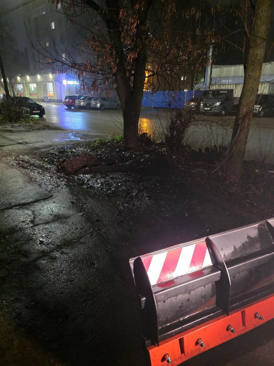 Ночью в Рязани работала спецтехника Ночью в Рязани работала спецтехника