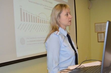 Инспектор по пропаганде Центра ДиТн ПБДД Госавтоинспекции УМВД России по Рязанской области напомнила курсантам Академии права и управления ФСИН и о правилах безопасности на дороге