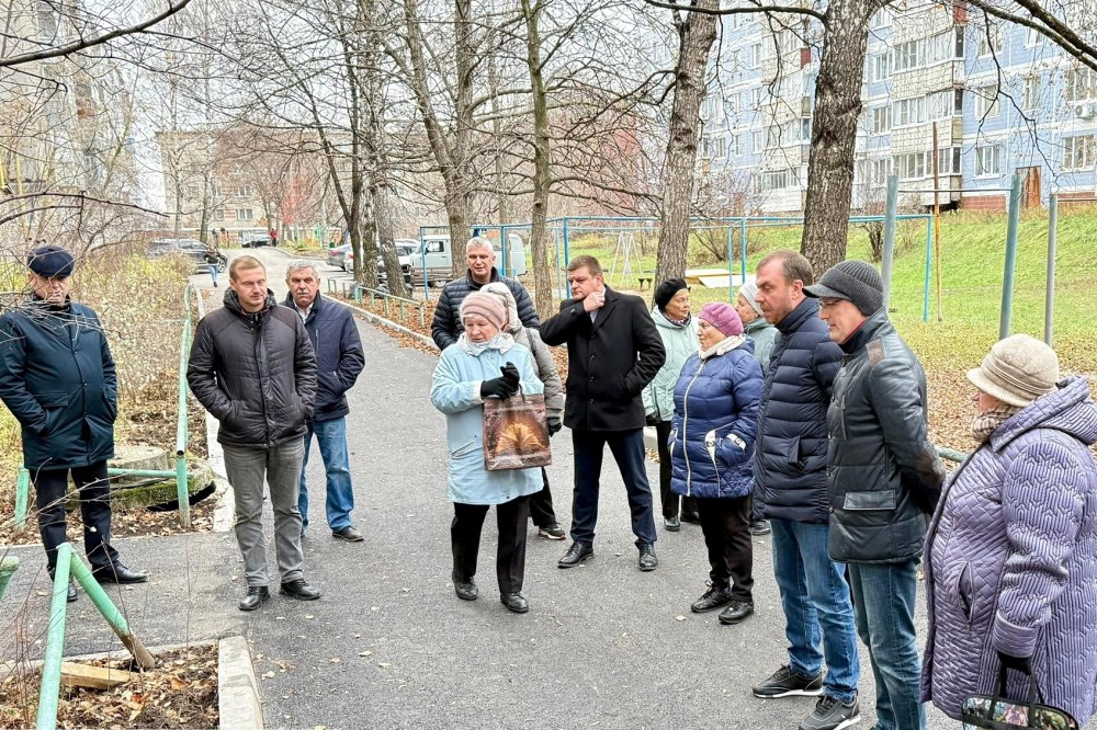 На ул. Керамзавода завершился ремонт дворовых территорий возле домов №№35 и 37. В осмотре объектов приняли участие первый заместитель главы муниципального образования, председателя Рязанской городской Думы Антон Астафьев... На ул. Керамзавода завершился ремонт дворовых территорий возле домов №№35 и 37. В осмотре объектов приняли участие первый заместитель главы муниципального образования, председателя Рязанской городской Думы Антон Астафьев...