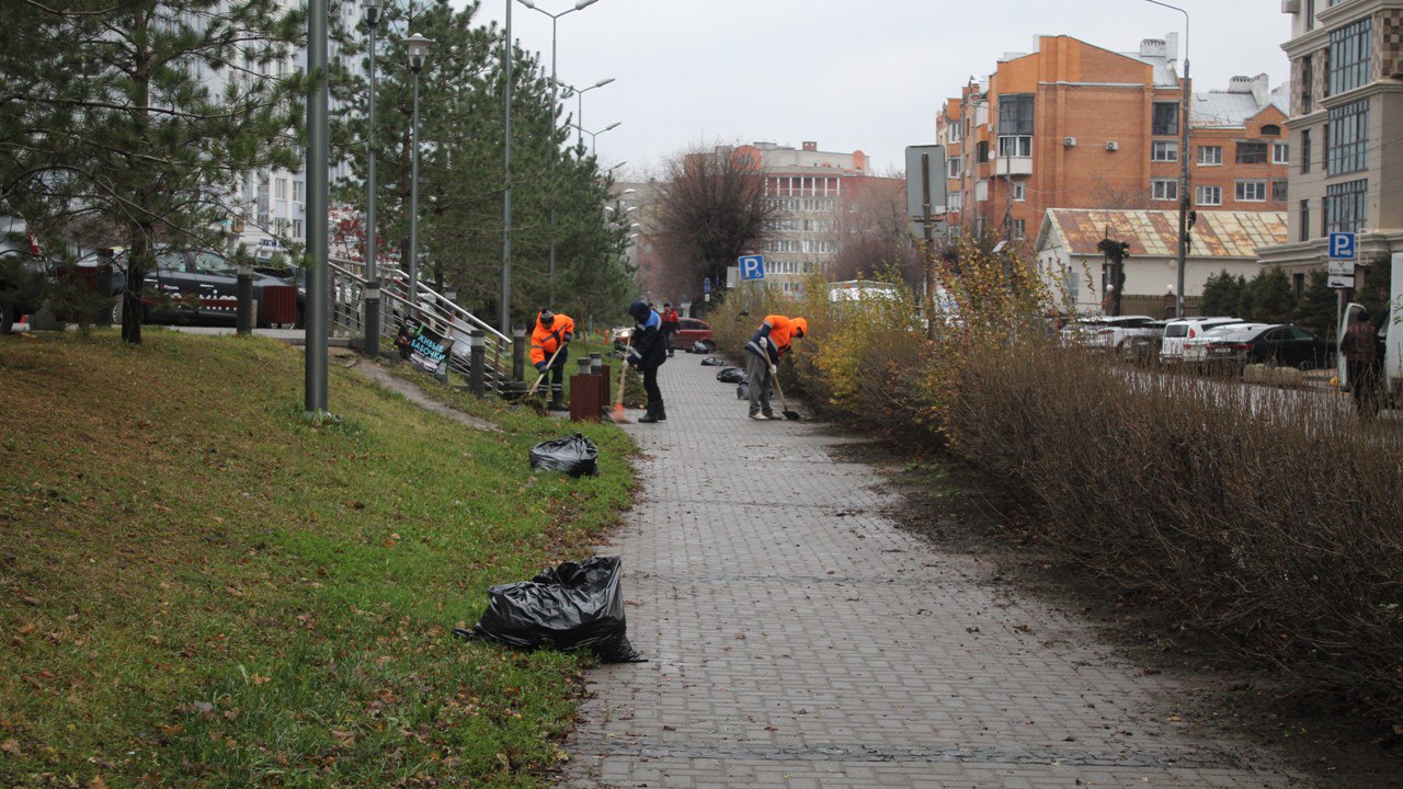 Коммунальные службы проводят сезонные работы по уборке и благоустройству города Коммунальные службы проводят сезонные работы по уборке и благоустройству города