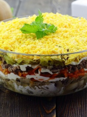 Невероятный слоёный салат с печенью: простота и вкус в одном блюде