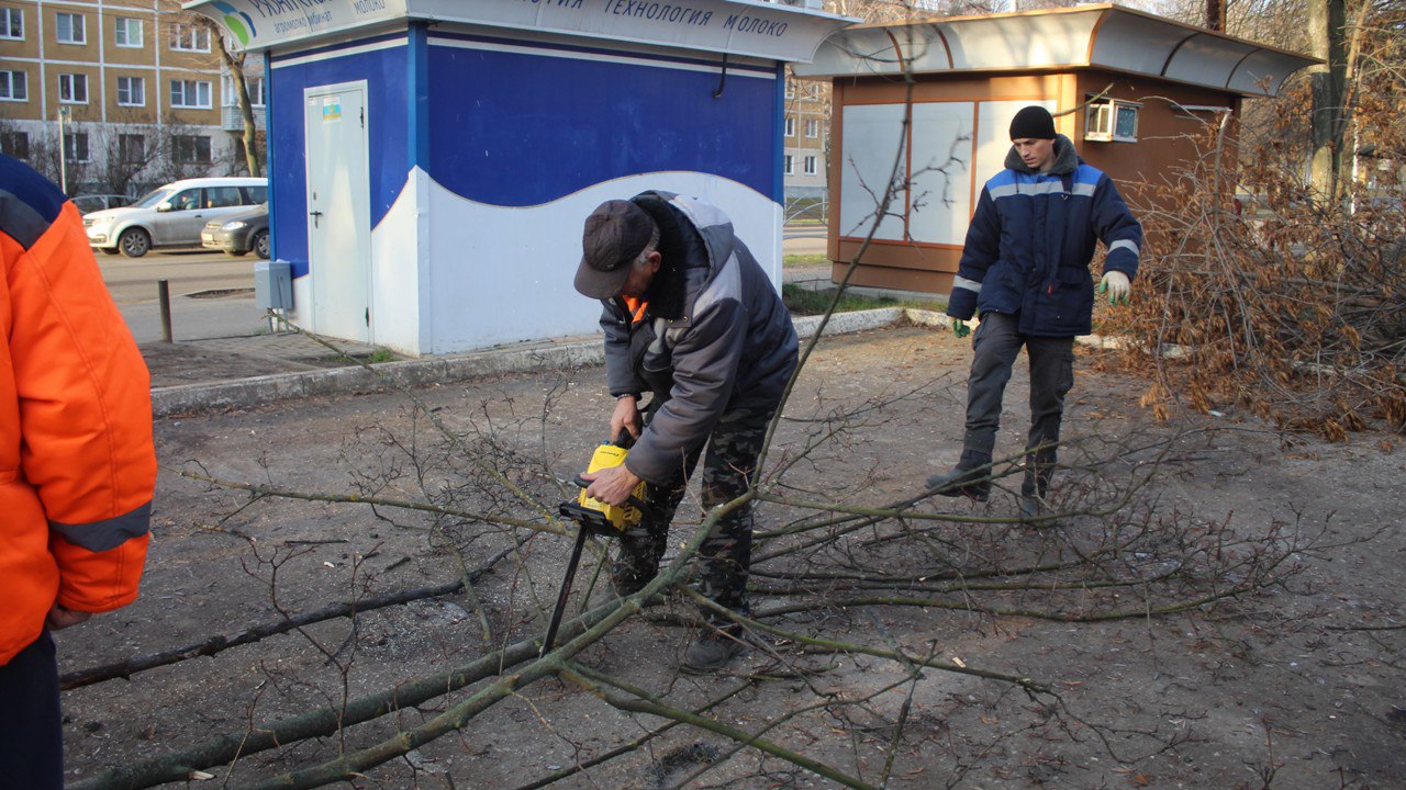 Уборка города продолжается в ежедневном режиме Уборка города продолжается в ежедневном режиме