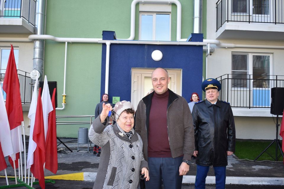 В Рыбном жители аварийных домов получили ключи от квартир в новом доме