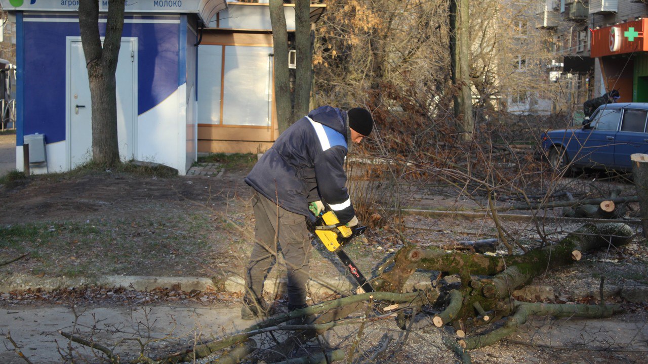 Уборка города продолжается в ежедневном режиме Уборка города продолжается в ежедневном режиме
