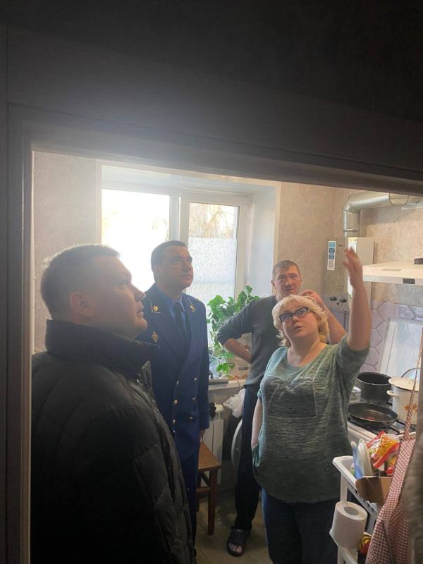 По поручению прокурора области Дмитрия Коданёва его первый заместитель Антон Шумский осуществил выезд к жителю многоквартирного дома № 47 корп