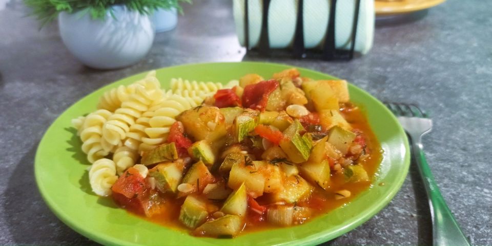 Летний вкус подливы: как приготовить кабачковую симфонию с помидорами