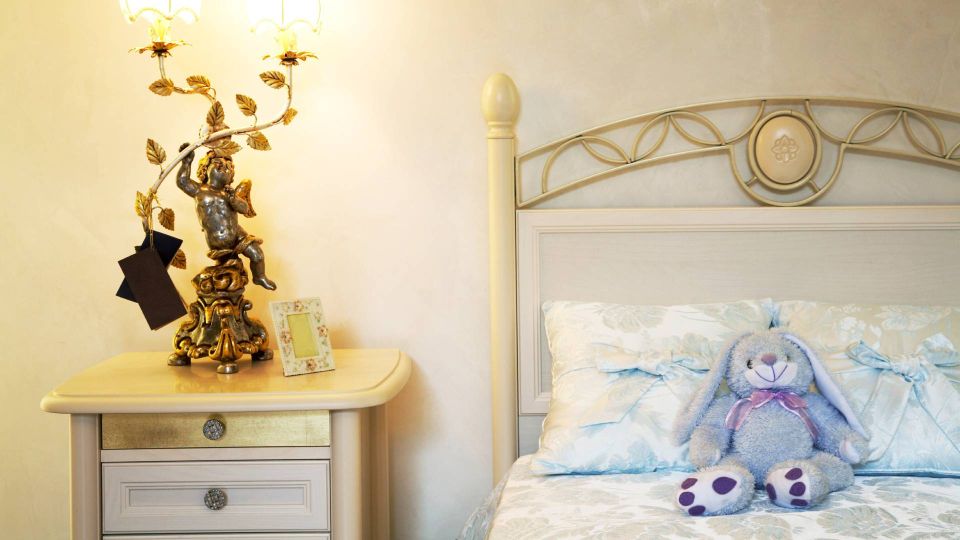 Не покупайте в спальню прикроватные тумбочки: лучше замените их этим