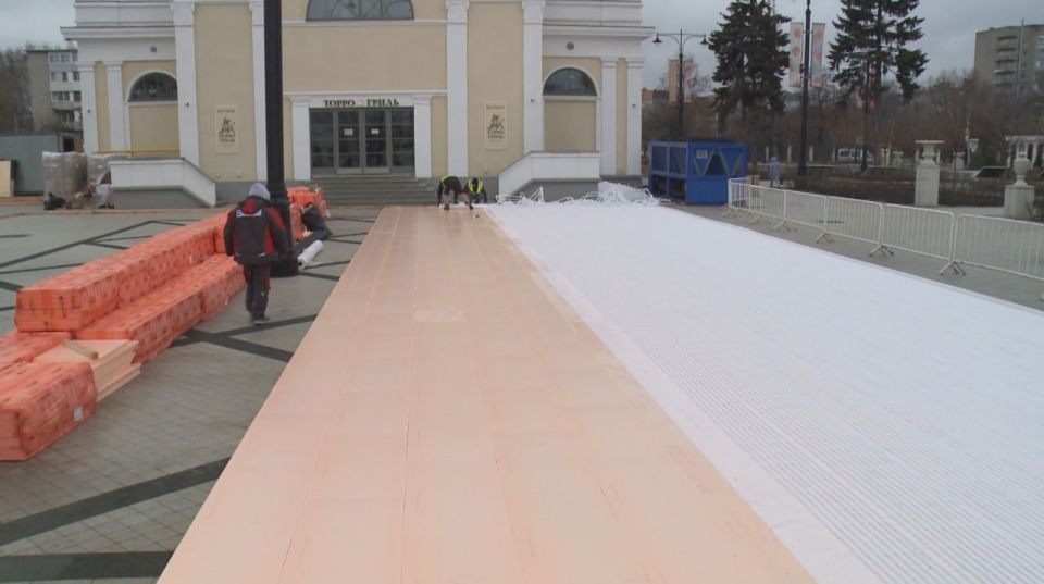 На Рязанской ВДНХ начали монтировать каток
