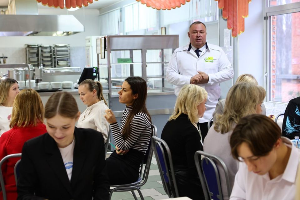 Продолжается дегустация блюд школьного меню, которые организовывает АО «Детское питание» во всех образовательных учреждениях города