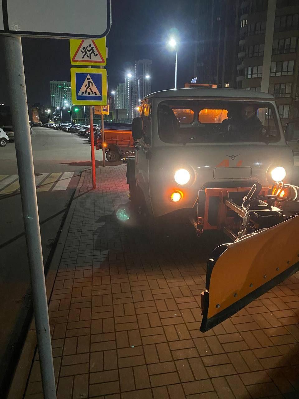 В ночь на 26 ноября подбор и вывоз грунтовых наносов осуществляли на участках улиц Горького и Свободы В ночь на 26 ноября подбор и вывоз грунтовых наносов осуществляли на участках улиц Горького и Свободы