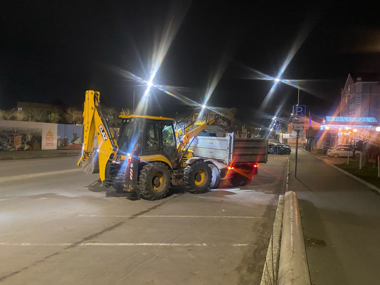 В ночь на 26 ноября подбор и вывоз грунтовых наносов осуществляли на участках улиц Горького и Свободы В ночь на 26 ноября подбор и вывоз грунтовых наносов осуществляли на участках улиц Горького и Свободы