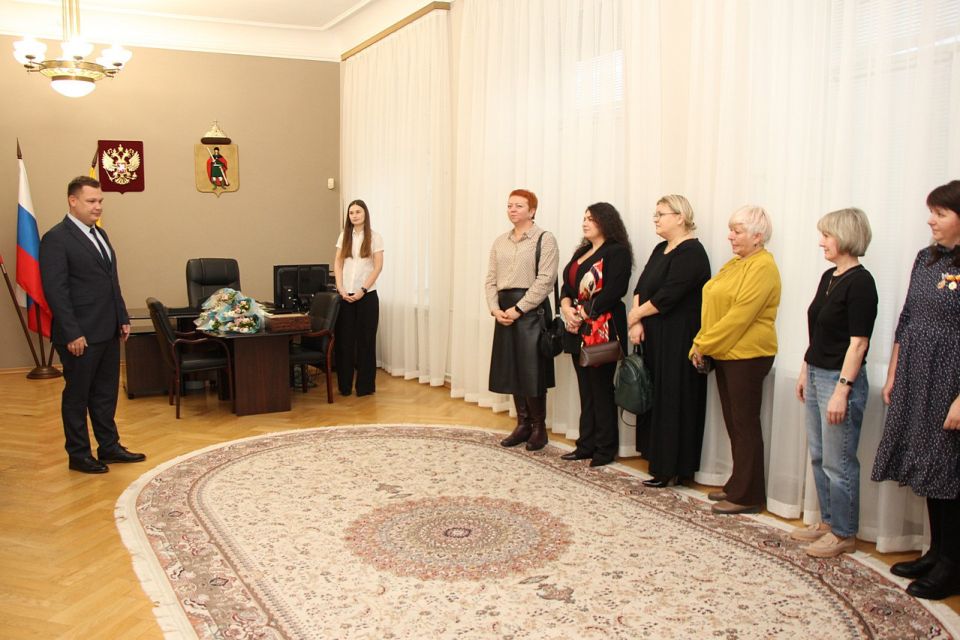 В преддверии Дня матери исполняющий обязанности главы администрации Рязани Борис Ясинский встретился с женщинами, которые воспитывают детей, активно занимаются общественной работой, являются матерями военнослужащих