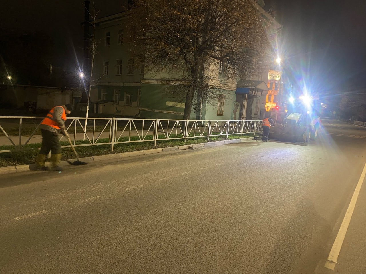 В ночь на 26 ноября подбор и вывоз грунтовых наносов осуществляли на участках улиц Горького и Свободы В ночь на 26 ноября подбор и вывоз грунтовых наносов осуществляли на участках улиц Горького и Свободы