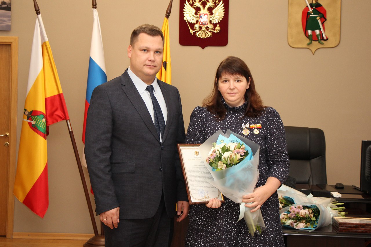 В преддверии Дня матери исполняющий обязанности главы администрации Рязани Борис Ясинский встретился с женщинами, которые воспитывают детей, активно занимаются общественной работой, являются матерями военнослужащих В преддверии Дня матери исполняющий обязанности главы администрации Рязани Борис Ясинский встретился с женщинами, которые воспитывают детей, активно занимаются общественной работой, являются матерями военнослужащих