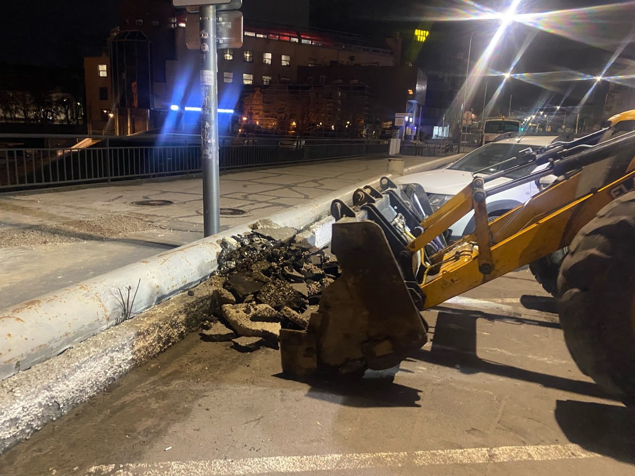 В ночь на 26 ноября подбор и вывоз грунтовых наносов осуществляли на участках улиц Горького и Свободы В ночь на 26 ноября подбор и вывоз грунтовых наносов осуществляли на участках улиц Горького и Свободы