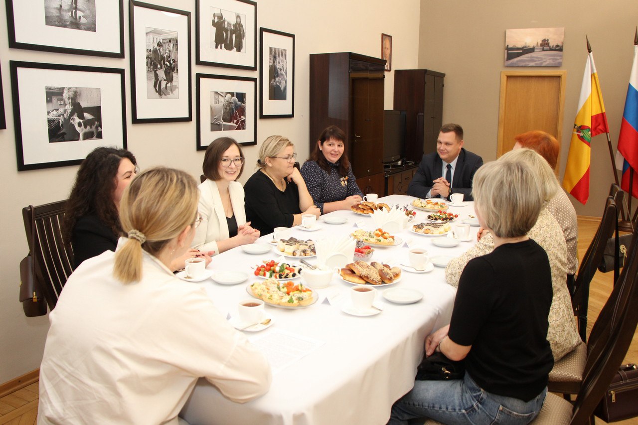 В преддверии Дня матери исполняющий обязанности главы администрации Рязани Борис Ясинский встретился с женщинами, которые воспитывают детей, активно занимаются общественной работой, являются матерями военнослужащих В преддверии Дня матери исполняющий обязанности главы администрации Рязани Борис Ясинский встретился с женщинами, которые воспитывают детей, активно занимаются общественной работой, являются матерями военнослужащих