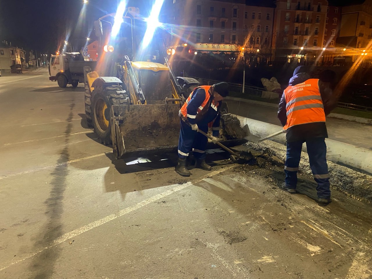 В ночь на 26 ноября подбор и вывоз грунтовых наносов осуществляли на участках улиц Горького и Свободы В ночь на 26 ноября подбор и вывоз грунтовых наносов осуществляли на участках улиц Горького и Свободы