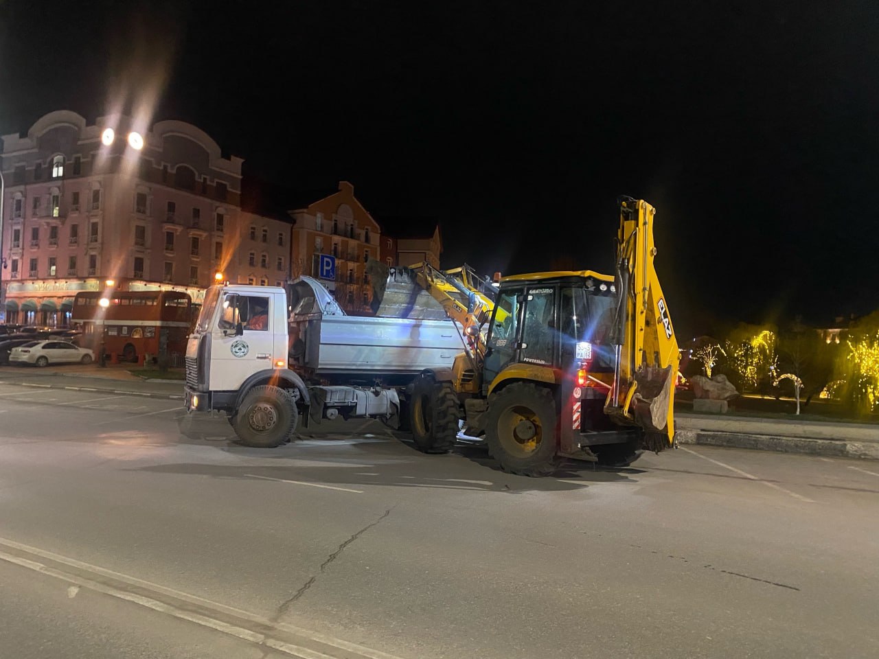 В ночь на 26 ноября подбор и вывоз грунтовых наносов осуществляли на участках улиц Горького и Свободы В ночь на 26 ноября подбор и вывоз грунтовых наносов осуществляли на участках улиц Горького и Свободы