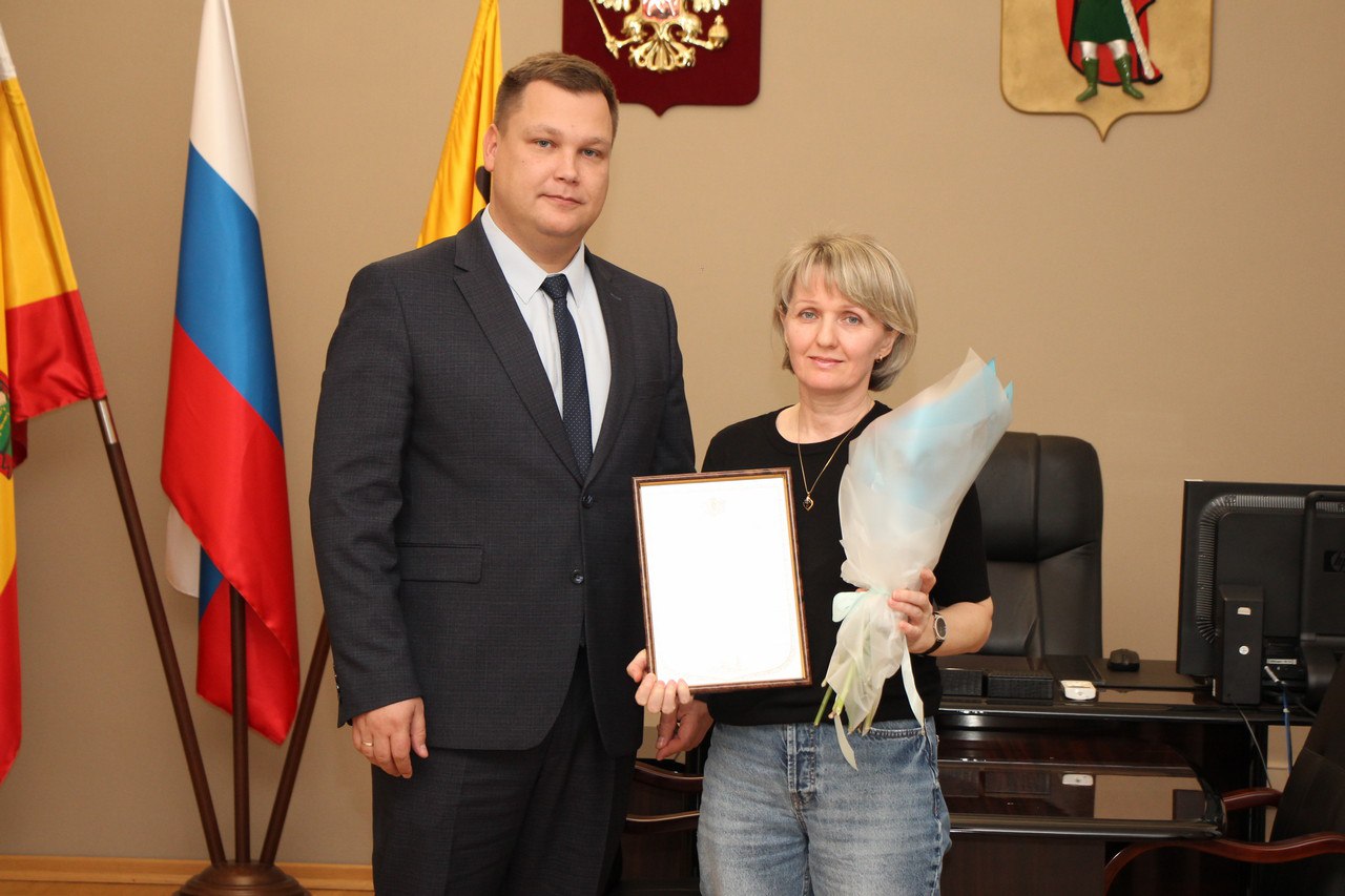 В преддверии Дня матери исполняющий обязанности главы администрации Рязани Борис Ясинский встретился с женщинами, которые воспитывают детей, активно занимаются общественной работой, являются матерями военнослужащих В преддверии Дня матери исполняющий обязанности главы администрации Рязани Борис Ясинский встретился с женщинами, которые воспитывают детей, активно занимаются общественной работой, являются матерями военнослужащих