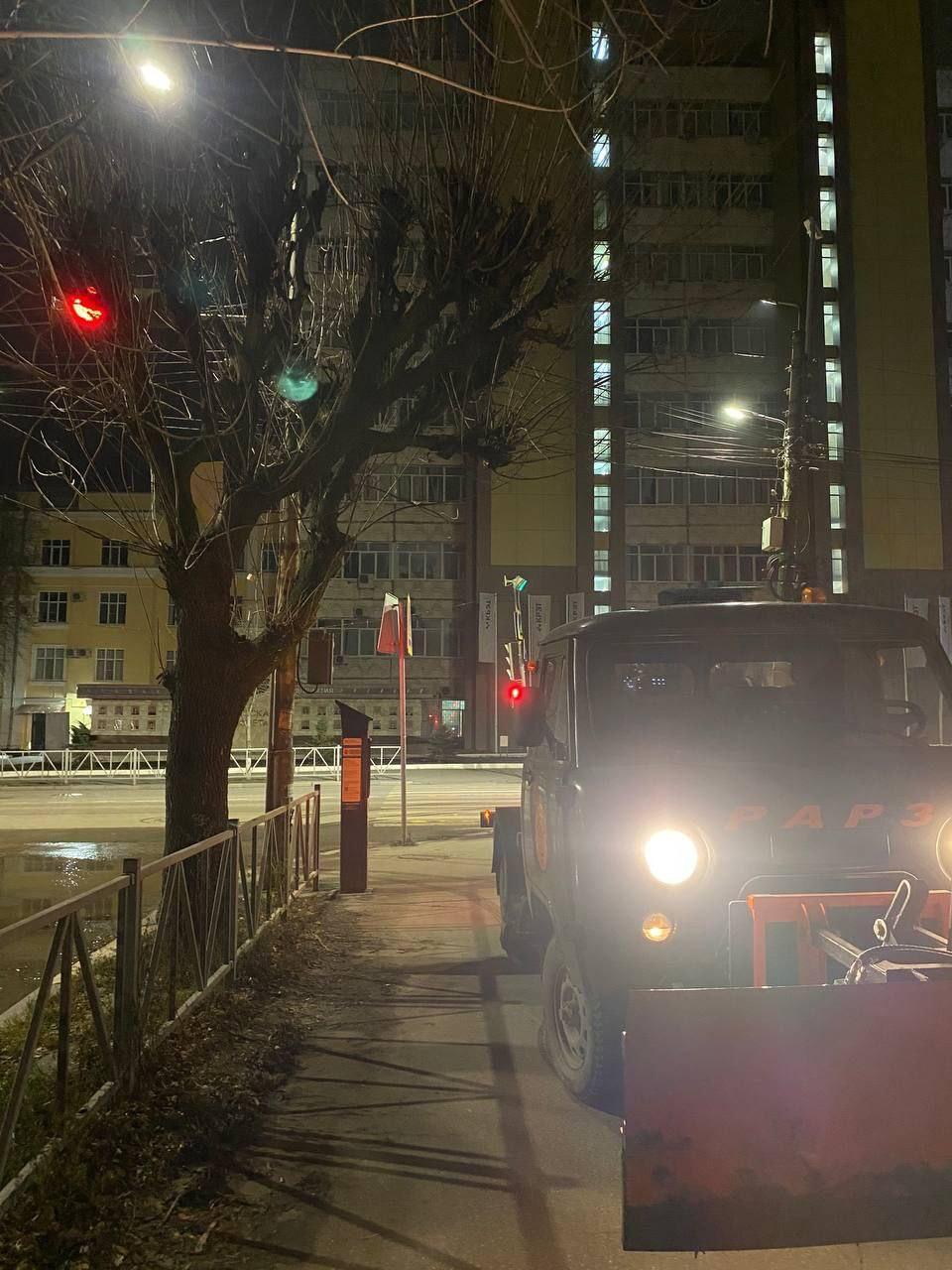 В ночь на 26 ноября подбор и вывоз грунтовых наносов осуществляли на участках улиц Горького и Свободы В ночь на 26 ноября подбор и вывоз грунтовых наносов осуществляли на участках улиц Горького и Свободы