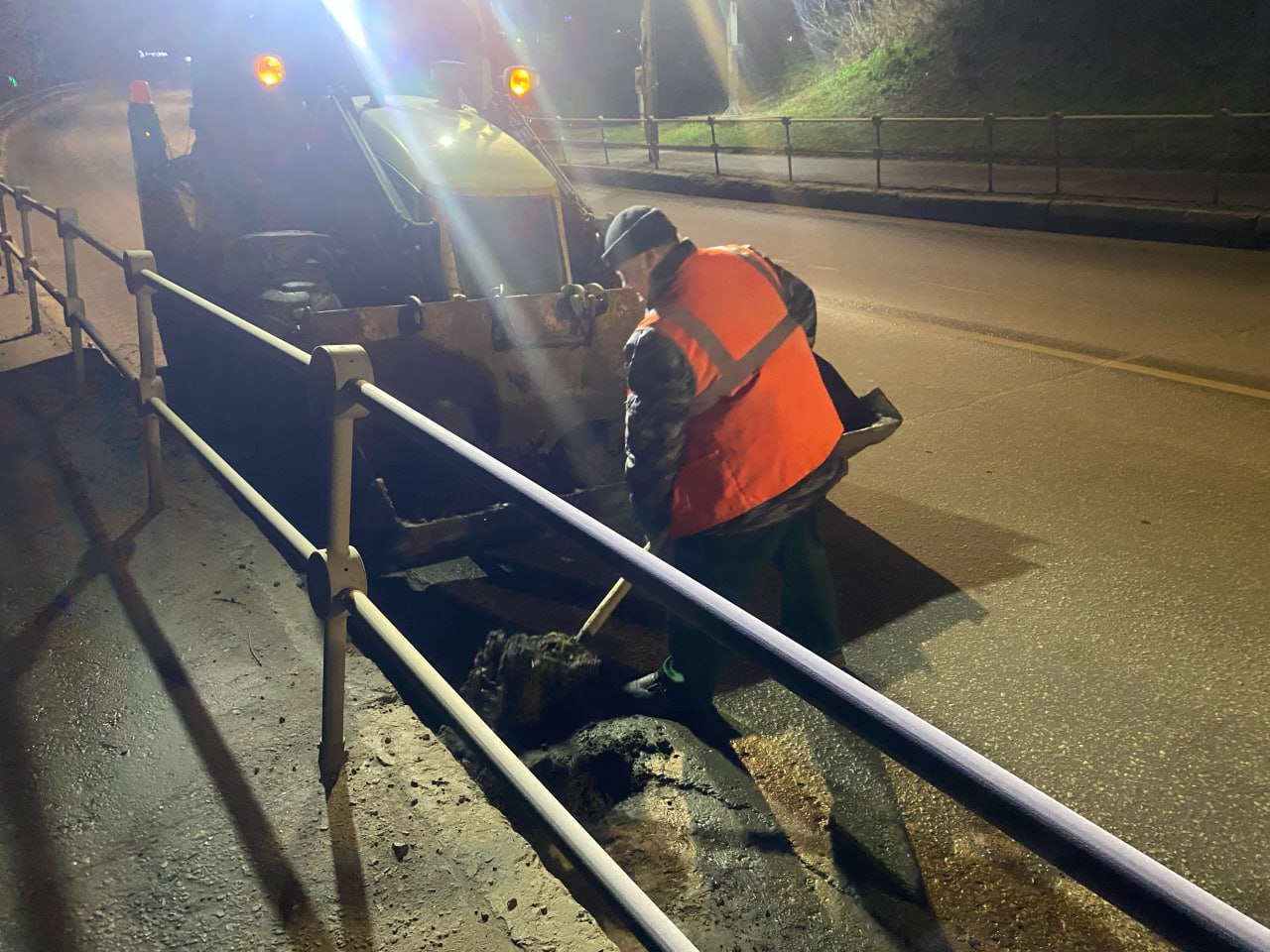 В ночь на 27 ноября подбор и вывоз грунтовых наносов осуществлялся на улице Каширина В ночь на 27 ноября подбор и вывоз грунтовых наносов осуществлялся на улице Каширина