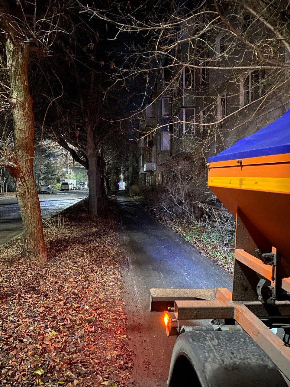 В ночь на 27 ноября подбор и вывоз грунтовых наносов осуществлялся на улице Каширина В ночь на 27 ноября подбор и вывоз грунтовых наносов осуществлялся на улице Каширина