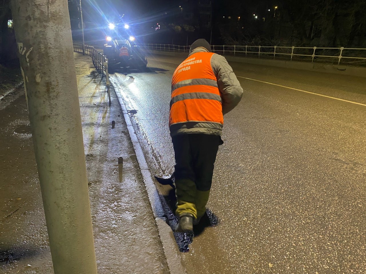 В ночь на 27 ноября подбор и вывоз грунтовых наносов осуществлялся на улице Каширина В ночь на 27 ноября подбор и вывоз грунтовых наносов осуществлялся на улице Каширина