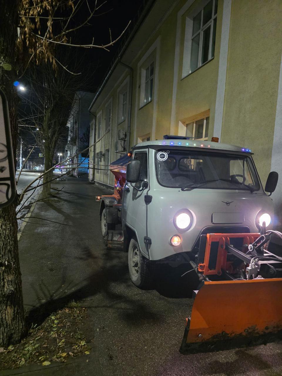 В ночь на 27 ноября подбор и вывоз грунтовых наносов осуществлялся на улице Каширина