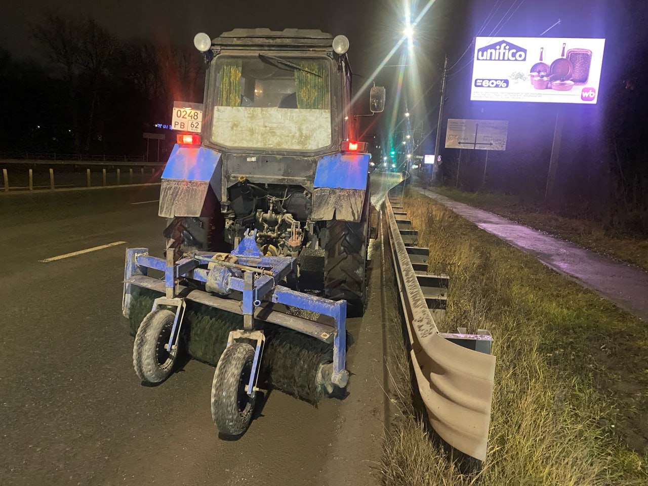 В ночь на 27 ноября подбор и вывоз грунтовых наносов осуществлялся на улице Каширина В ночь на 27 ноября подбор и вывоз грунтовых наносов осуществлялся на улице Каширина