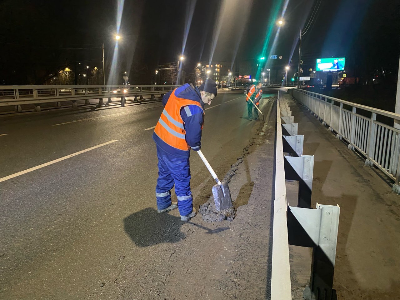 В ночь на 27 ноября подбор и вывоз грунтовых наносов осуществлялся на улице Каширина В ночь на 27 ноября подбор и вывоз грунтовых наносов осуществлялся на улице Каширина