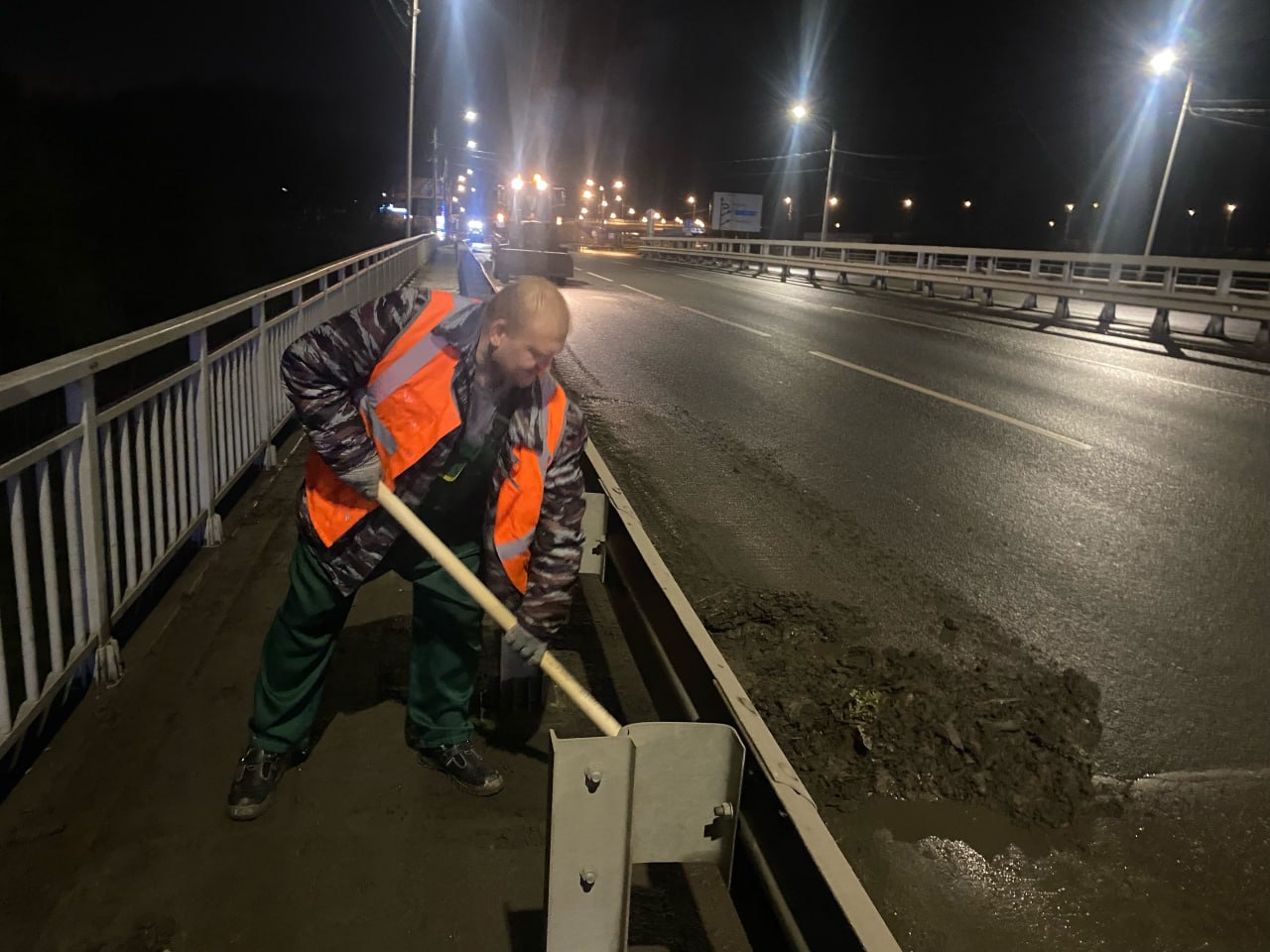 В ночь на 27 ноября подбор и вывоз грунтовых наносов осуществлялся на улице Каширина В ночь на 27 ноября подбор и вывоз грунтовых наносов осуществлялся на улице Каширина