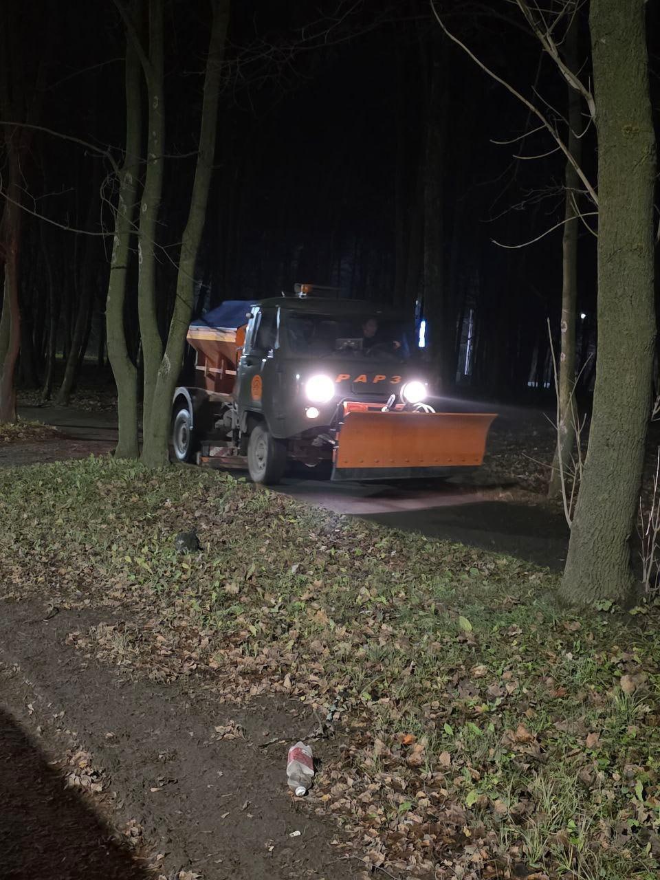 В ночь на 27 ноября подбор и вывоз грунтовых наносов осуществлялся на улице Каширина В ночь на 27 ноября подбор и вывоз грунтовых наносов осуществлялся на улице Каширина