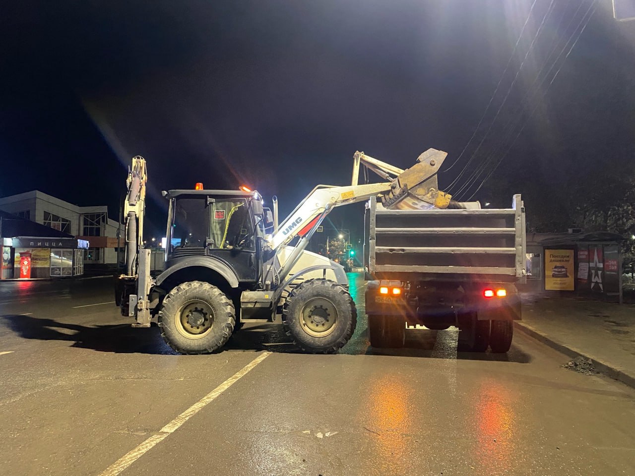 В ночь на 27 ноября подбор и вывоз грунтовых наносов осуществлялся на улице Каширина В ночь на 27 ноября подбор и вывоз грунтовых наносов осуществлялся на улице Каширина
