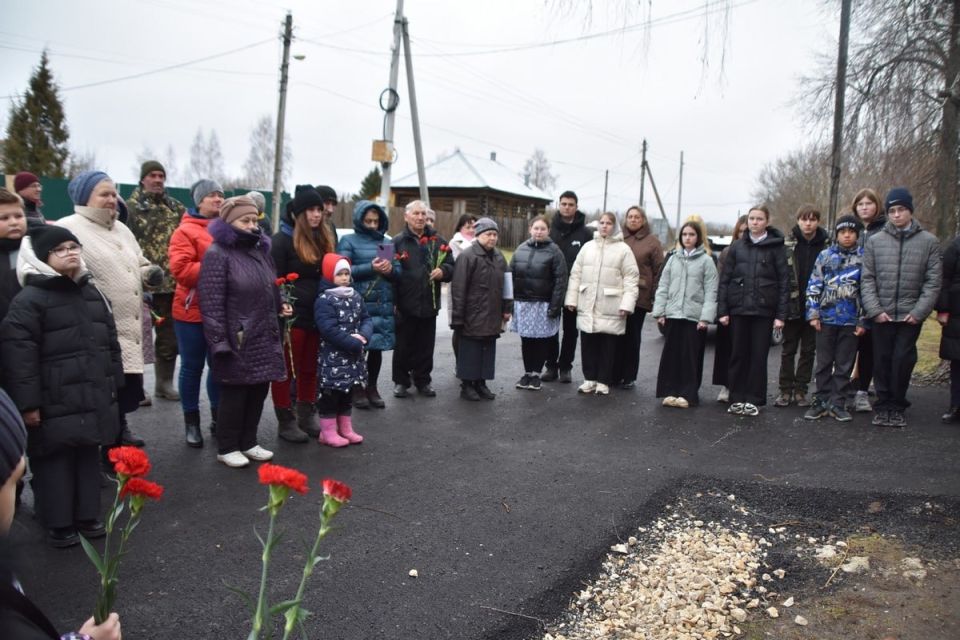 В селе Старый Киструс Спасского района, на здании местной школы, открыли мемориальную доску Георгиевскому кавалеру Андрею Беляеву