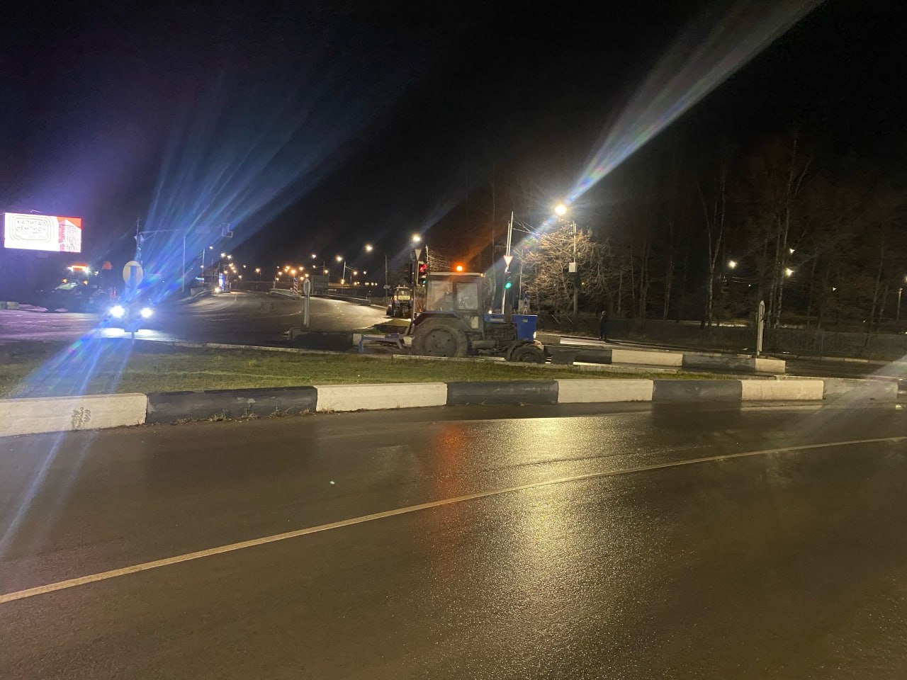 В ночь на 27 ноября подбор и вывоз грунтовых наносов осуществлялся на улице Каширина В ночь на 27 ноября подбор и вывоз грунтовых наносов осуществлялся на улице Каширина