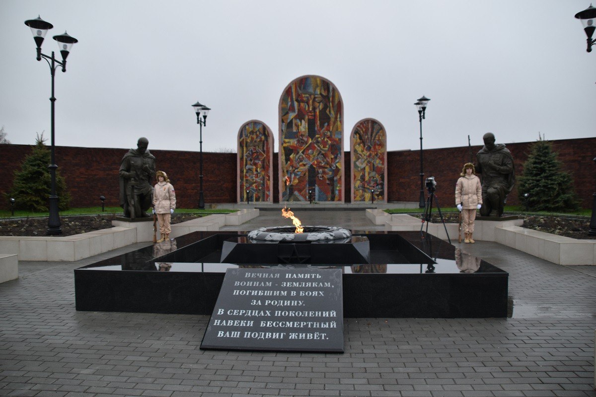 В Скопине у мемориала «Вечный огонь» прошел торжественный митинг, посвященный 84-й годовщине освобождения города от немецко-фашистских захватчиков В Скопине у мемориала «Вечный огонь» прошел торжественный митинг, посвященный 84-й годовщине освобождения города от немецко-фашистских захватчиков