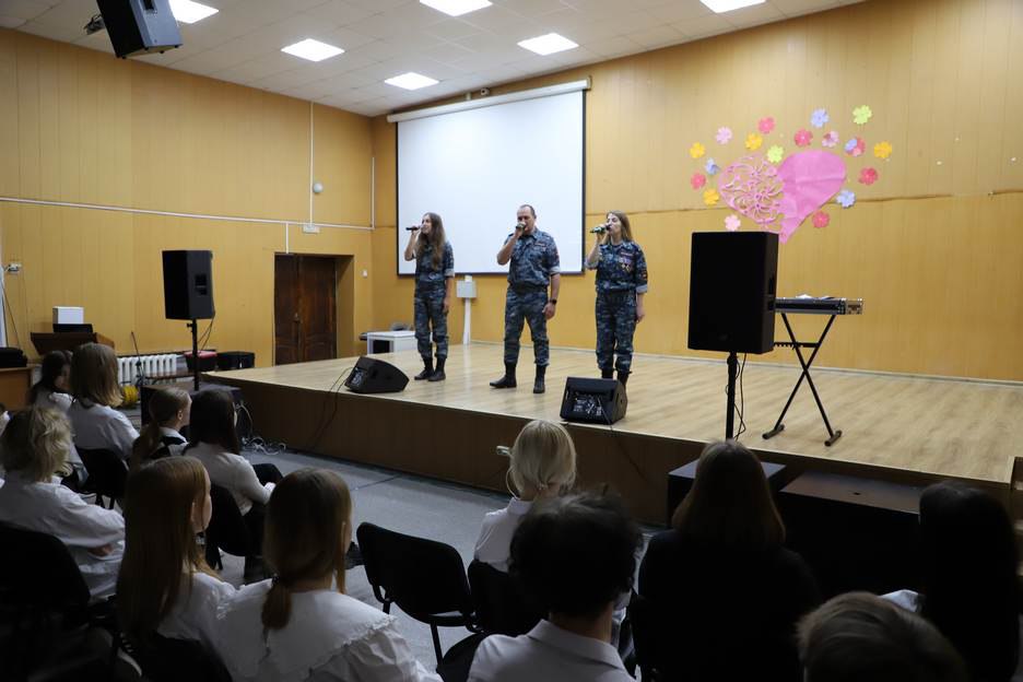 Полицейские провели в школе №44 города Рязани акцию «Рязань – наш безопасный дом» Полицейские провели в школе №44 города Рязани акцию «Рязань – наш безопасный дом»