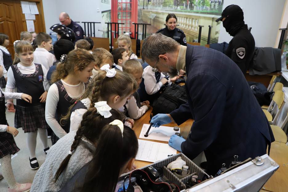 Полицейские провели в школе №44 города Рязани акцию «Рязань – наш безопасный дом» Полицейские провели в школе №44 города Рязани акцию «Рязань – наш безопасный дом»