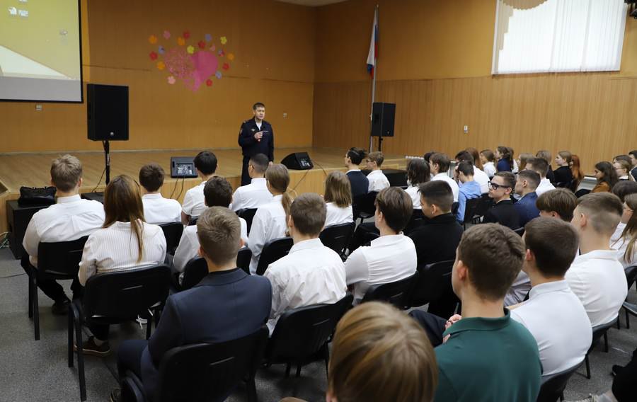 Полицейские провели в школе №44 города Рязани акцию «Рязань – наш безопасный дом» Полицейские провели в школе №44 города Рязани акцию «Рязань – наш безопасный дом»