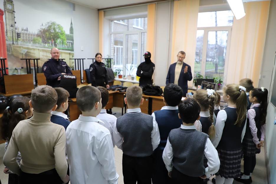 Полицейские провели в школе №44 города Рязани акцию «Рязань – наш безопасный дом» Полицейские провели в школе №44 города Рязани акцию «Рязань – наш безопасный дом»